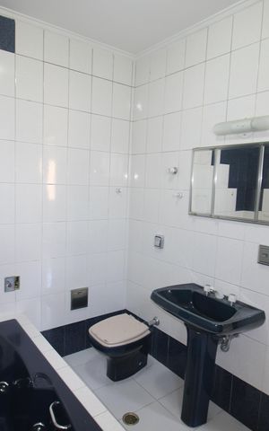 Casa à venda com 326m², 3 quartos e 6 vagasQuarto 1 - Banheiro
