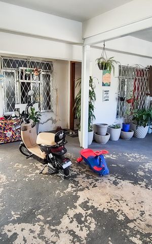 Casa para alugar com 330m², 4 quartos e 1 vagaGaragem e entrada da casa 
