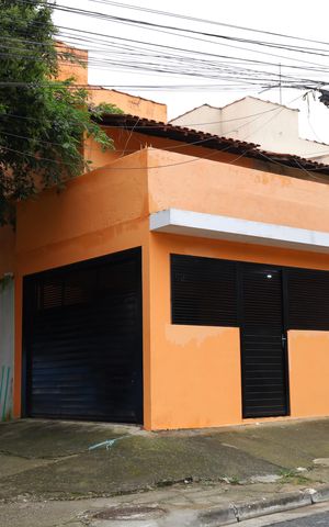Casa para alugar com 250m², 2 quartos e 1 vagaPlaca instalada no portão do imóvel - Código da placa: GTPE-1445