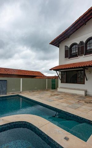 Casa à venda com 500m², 4 quartos e 4 vagas Casa à venda com 500m², 4 quartos e 4 vagasPiscina