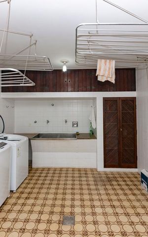 Casa à venda com 500m², 4 quartos e 4 vagas Casa à venda com 500m², 4 quartos e 4 vagasÁrea de Serviço
