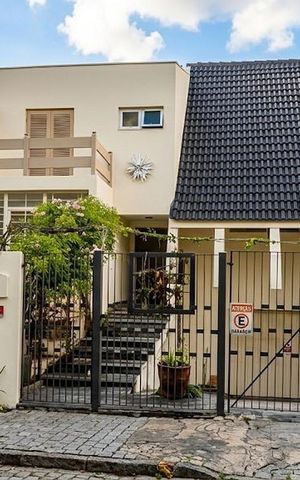 Casa à venda com 400m², 5 quartos e 4 vagas Casa à venda com 400m², 5 quartos e 4 vagasFachada