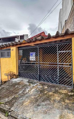 Casa à venda com 250m², 3 quartos e 2 vagas Casa à venda com 250m², 3 quartos e 2 vagasFachada