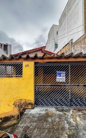 Casa à venda com 250m², 3 quartos e 2 vagas Casa à venda com 250m², 3 quartos e 2 vagasFachada