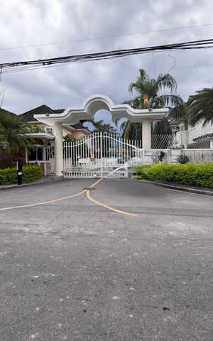 Casa de condomínio à venda com 282m², 4 quartos e 5 vagas Casa de condomínio à venda com 282m², 4 quartos e 5 vagasFachada