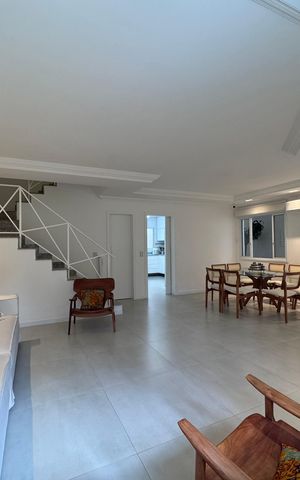 Casa de condomínio à venda com 282m², 4 quartos e 5 vagas Casa de condomínio à venda com 282m², 4 quartos e 5 vagasSala
