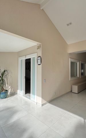Casa de condomínio à venda com 282m², 4 quartos e 5 vagas Casa de condomínio à venda com 282m², 4 quartos e 5 vagasÁrea Externa