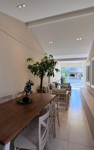 Casa de condomínio à venda com 282m², 4 quartos e 5 vagas Casa de condomínio à venda com 282m², 4 quartos e 5 vagasÁrea Externa