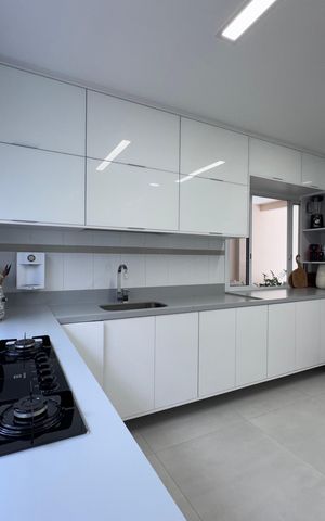 Casa de condomínio à venda com 282m², 4 quartos e 5 vagas Casa de condomínio à venda com 282m², 4 quartos e 5 vagasCozinha