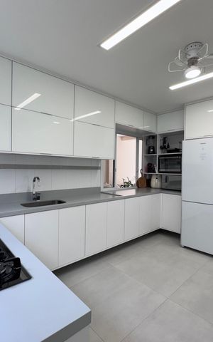 Casa de condomínio à venda com 282m², 4 quartos e 5 vagas Casa de condomínio à venda com 282m², 4 quartos e 5 vagasCozinha