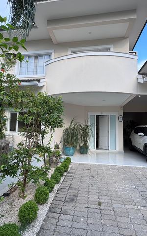 Casa de condomínio à venda com 282m², 4 quartos e 5 vagas Casa de condomínio à venda com 282m², 4 quartos e 5 vagasÁrea Externa