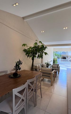 Casa de condomínio à venda com 282m², 4 quartos e 5 vagas Casa de condomínio à venda com 282m², 4 quartos e 5 vagasÁrea Externa