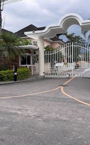 Casa de condomínio à venda com 282m², 4 quartos e 5 vagas Casa de condomínio à venda com 282m², 4 quartos e 5 vagasFachada