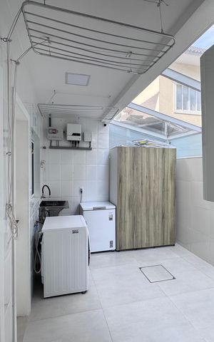Casa de condomínio à venda com 282m², 4 quartos e 5 vagas Casa de condomínio à venda com 282m², 4 quartos e 5 vagasÁrea de Serviço