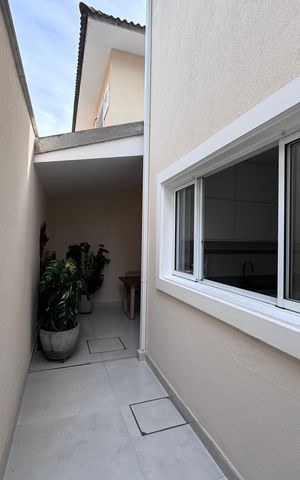 Casa de condomínio à venda com 282m², 4 quartos e 5 vagas Casa de condomínio à venda com 282m², 4 quartos e 5 vagasÁrea Externa