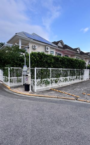 Casa de condomínio à venda com 282m², 4 quartos e 5 vagas Casa de condomínio à venda com 282m², 4 quartos e 5 vagasÁrea comum