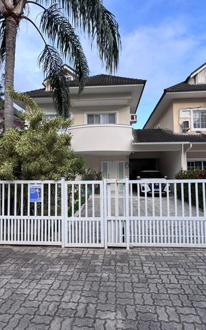Casa de condomínio à venda com 282m², 4 quartos e 5 vagas Casa de condomínio à venda com 282m², 4 quartos e 5 vagasFachada