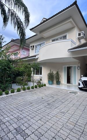 Casa de condomínio à venda com 282m², 4 quartos e 5 vagas Casa de condomínio à venda com 282m², 4 quartos e 5 vagasÁrea Externa