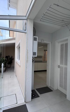 Casa de condomínio à venda com 282m², 4 quartos e 5 vagas Casa de condomínio à venda com 282m², 4 quartos e 5 vagasÁrea de Serviço