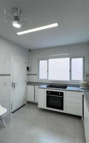 Casa de condomínio à venda com 282m², 4 quartos e 5 vagas Casa de condomínio à venda com 282m², 4 quartos e 5 vagasCozinha