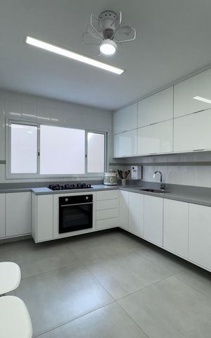 Casa de condomínio à venda com 282m², 4 quartos e 5 vagas Casa de condomínio à venda com 282m², 4 quartos e 5 vagasCozinha