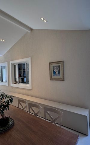 Casa de condomínio à venda com 282m², 4 quartos e 5 vagas Casa de condomínio à venda com 282m², 4 quartos e 5 vagasÁrea Externa