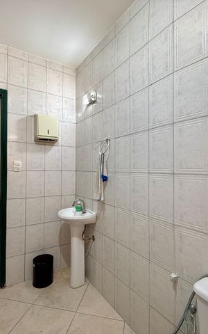 Casa à venda com 159m², 3 quartos e 2 vagas Casa à venda com 159m², 3 quartos e 2 vagasBanheiro