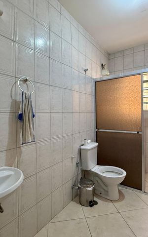 Casa à venda com 159m², 3 quartos e 2 vagas Casa à venda com 159m², 3 quartos e 2 vagasBanheiro