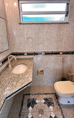 Casa de condomínio à venda com 580m², 5 quartos e 4 vagas Casa de condomínio à venda com 580m², 5 quartos e 4 vagasBanheiro