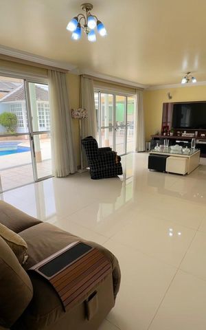 Casa de condomínio à venda com 580m², 5 quartos e 4 vagas Casa de condomínio à venda com 580m², 5 quartos e 4 vagasSala