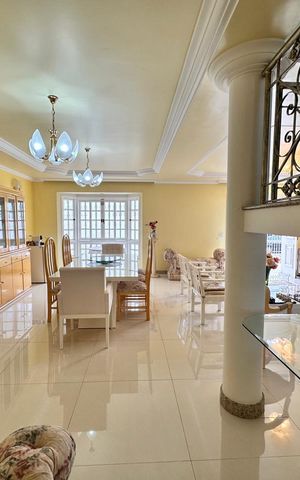 Casa de condomínio à venda com 580m², 5 quartos e 4 vagas Casa de condomínio à venda com 580m², 5 quartos e 4 vagasSala
