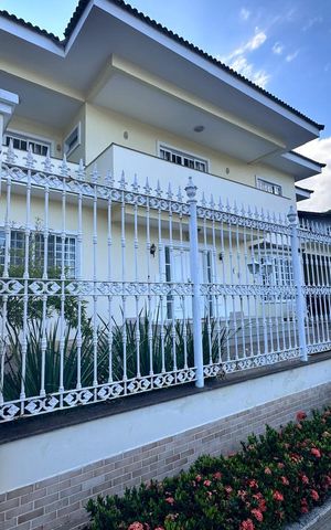 Casa de condomínio à venda com 580m², 5 quartos e 4 vagas Casa de condomínio à venda com 580m², 5 quartos e 4 vagasFachada