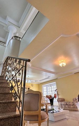Casa de condomínio à venda com 580m², 5 quartos e 4 vagas Casa de condomínio à venda com 580m², 5 quartos e 4 vagasSala