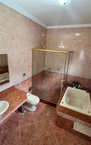 Casa de condomínio à venda com 580m², 5 quartos e 4 vagas Casa de condomínio à venda com 580m², 5 quartos e 4 vagasBanheiro