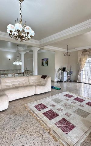 Casa de condomínio à venda com 580m², 5 quartos e 4 vagas Casa de condomínio à venda com 580m², 5 quartos e 4 vagasSala