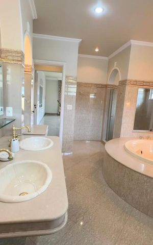 Casa de condomínio à venda com 580m², 5 quartos e 4 vagas Casa de condomínio à venda com 580m², 5 quartos e 4 vagasBanheiro