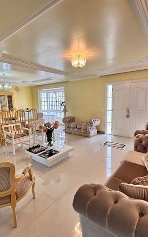 Casa de condomínio à venda com 580m², 5 quartos e 4 vagas Casa de condomínio à venda com 580m², 5 quartos e 4 vagasSala