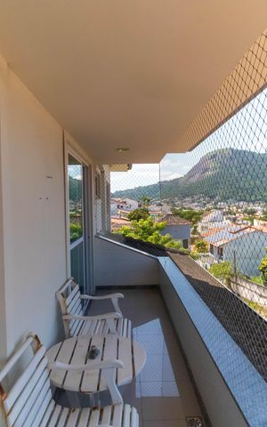 Apartamento à venda com 350m², 5 quartos e 2 vagas Apartamento à venda com 350m², 5 quartos e 2 vagasVaranda da Suíte 1