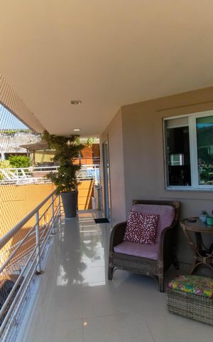 Apartamento à venda com 350m², 5 quartos e 2 vagas Apartamento à venda com 350m², 5 quartos e 2 vagasVaranda da Sala