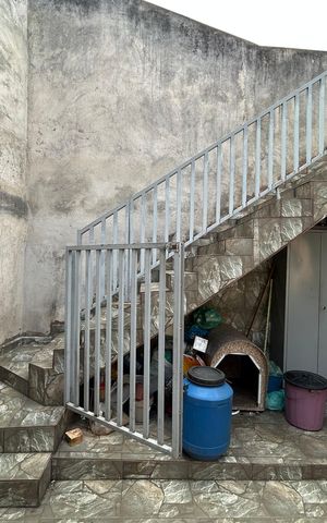 Casa à venda com 210m², 4 quartos e 1 vagaEscada para o Salão de Festas e Churrasqueira