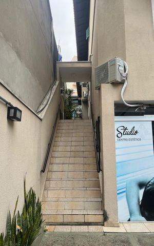 Casa à venda com 195m², 4 quartos e 3 vagas Casa à venda com 195m², 4 quartos e 3 vagasEscada