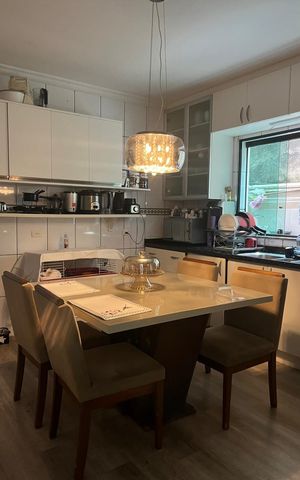 Casa à venda com 195m², 4 quartos e 3 vagas Casa à venda com 195m², 4 quartos e 3 vagasCozinha