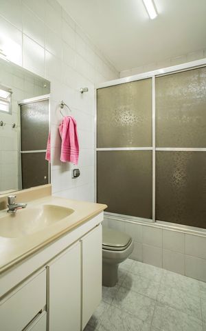 Casa à venda com 165m², 4 quartos e 2 vagas Casa à venda com 165m², 4 quartos e 2 vagasBanheiro