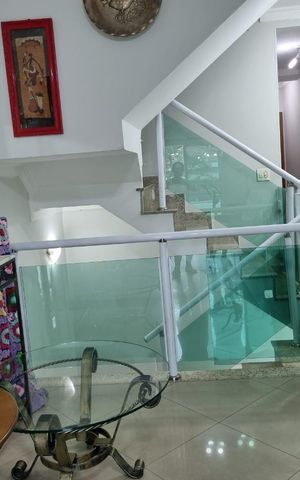 Casa à venda com 226m², 3 quartos e 2 vagas Casa à venda com 226m², 3 quartos e 2 vagasSala