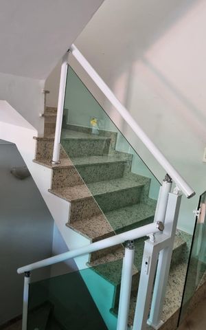 Casa à venda com 226m², 3 quartos e 2 vagas Casa à venda com 226m², 3 quartos e 2 vagasEscada