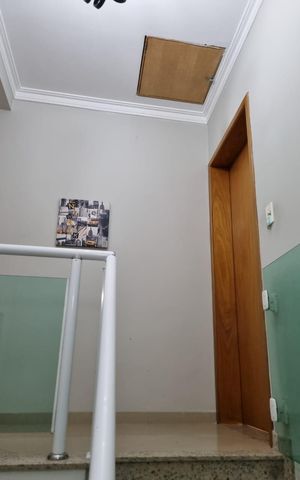 Casa à venda com 226m², 3 quartos e 2 vagas Casa à venda com 226m², 3 quartos e 2 vagasEscada