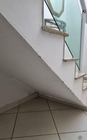 Casa à venda com 226m², 3 quartos e 2 vagas Casa à venda com 226m², 3 quartos e 2 vagasEscada