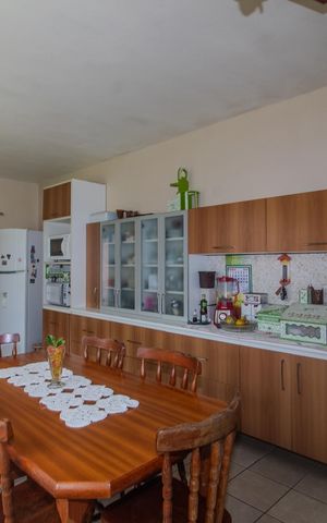 Casa à venda com 235m², 4 quartos e 2 vagas Casa à venda com 235m², 4 quartos e 2 vagasCozinha