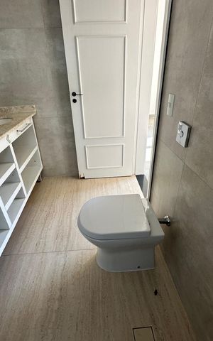 Casa à venda com 322m², 4 quartos e 4 vagas Casa à venda com 322m², 4 quartos e 4 vagasBanheiro da Suíte 2