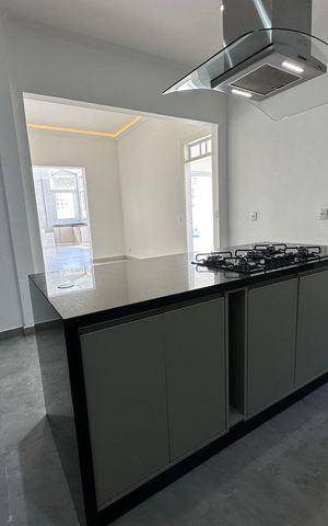 Casa à venda com 322m², 4 quartos e 4 vagas Casa à venda com 322m², 4 quartos e 4 vagasCozinha